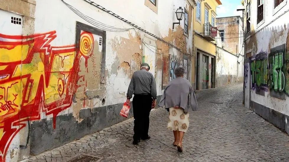 Taxa de risco de pobreza seria de 40% em 2023 sem transferências sociais