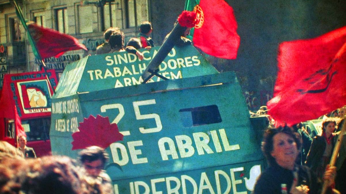 Entre a crise social e o populismo, o que resta do 25 de Abril em Portugal? Especialista alerta que “precisamos de melhores políticos”
